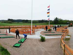 autocamperplads-vestkysten-nissum-fjord-minigolf